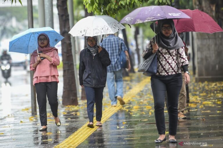 BMKG Prakirakan Mayoritas Jakarta Dilanda Hujan Siang Ini