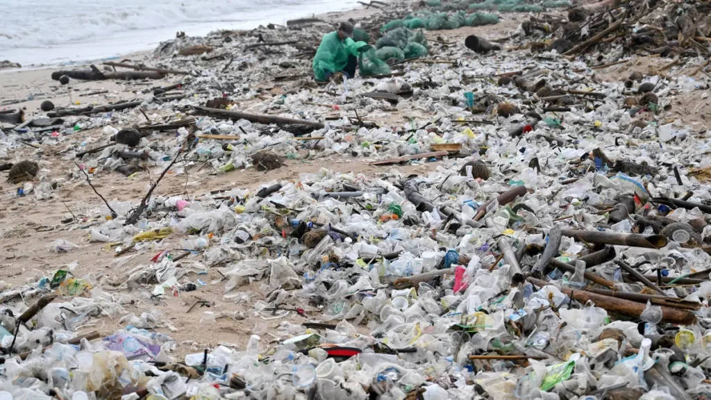 Sampah Plastik Berton-Ton Banjiri Pantai Bali