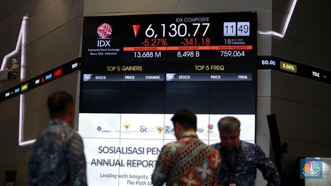 pengunjung-berbincang-dibawah-layar-pergerakan-indeks-harga-saham-gabungan-ihsg-di-bursa-efek-indonesia-bei-jakarta-selasa-183-1742275588192_169