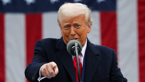 presiden-as-donald-trump-menyampaikan-pidato-tentang-tarif-di-rose-garden-di-gedung-putih-di-washington-dc-as-2-april-2025-1743649065968_169 (1)